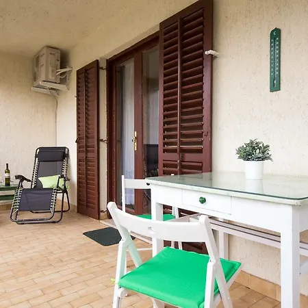 Home Away From Home With A Heated Pool Punat Exterior photo