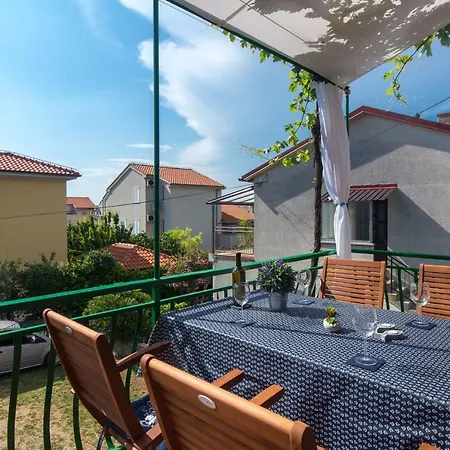 Home Away From Home With A Heated Pool Punat Exterior photo