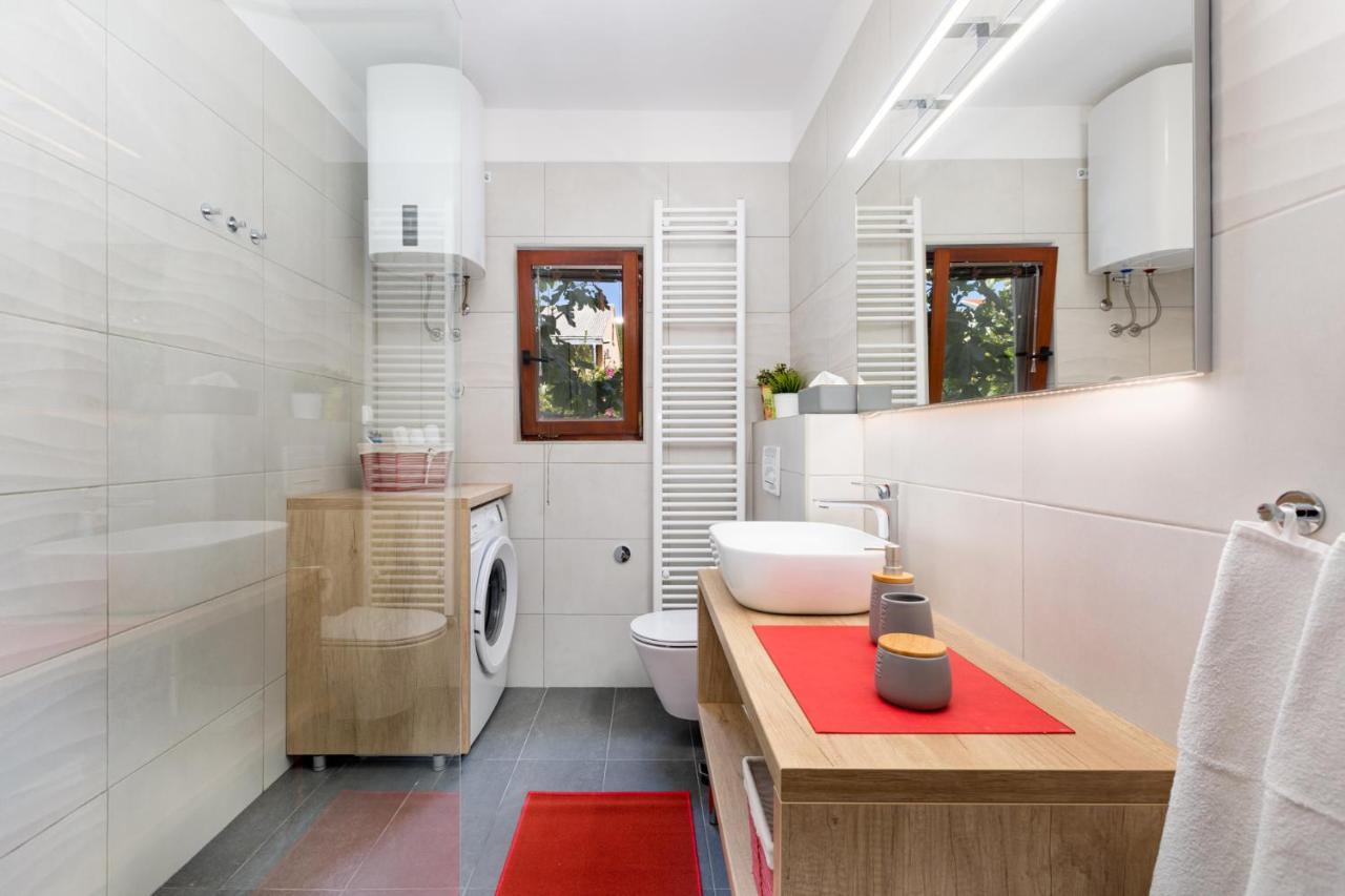Home Away From Home With A Heated Pool Apartment *