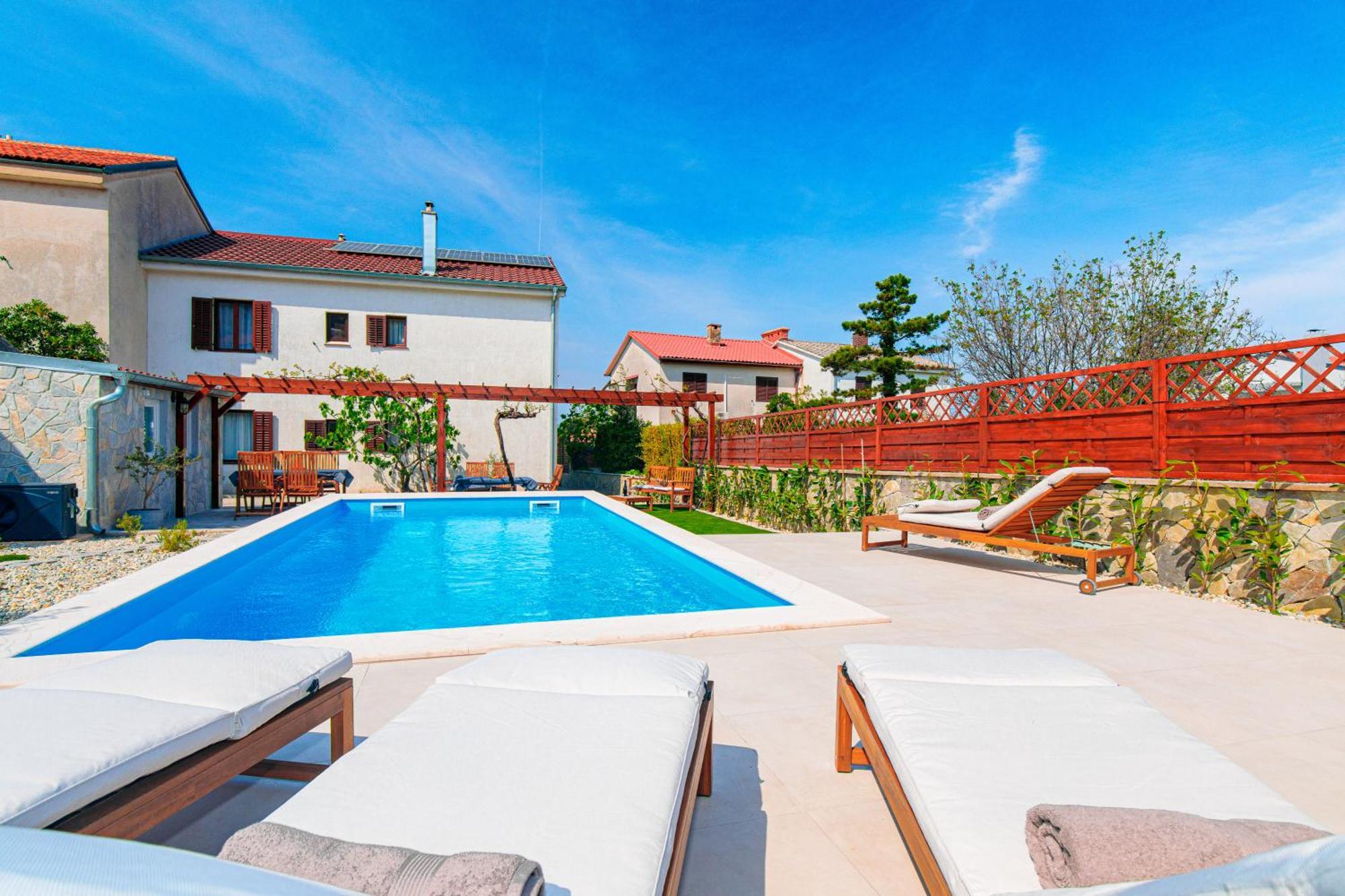 Apartment Home Away From Home With A Heated Pool Punat