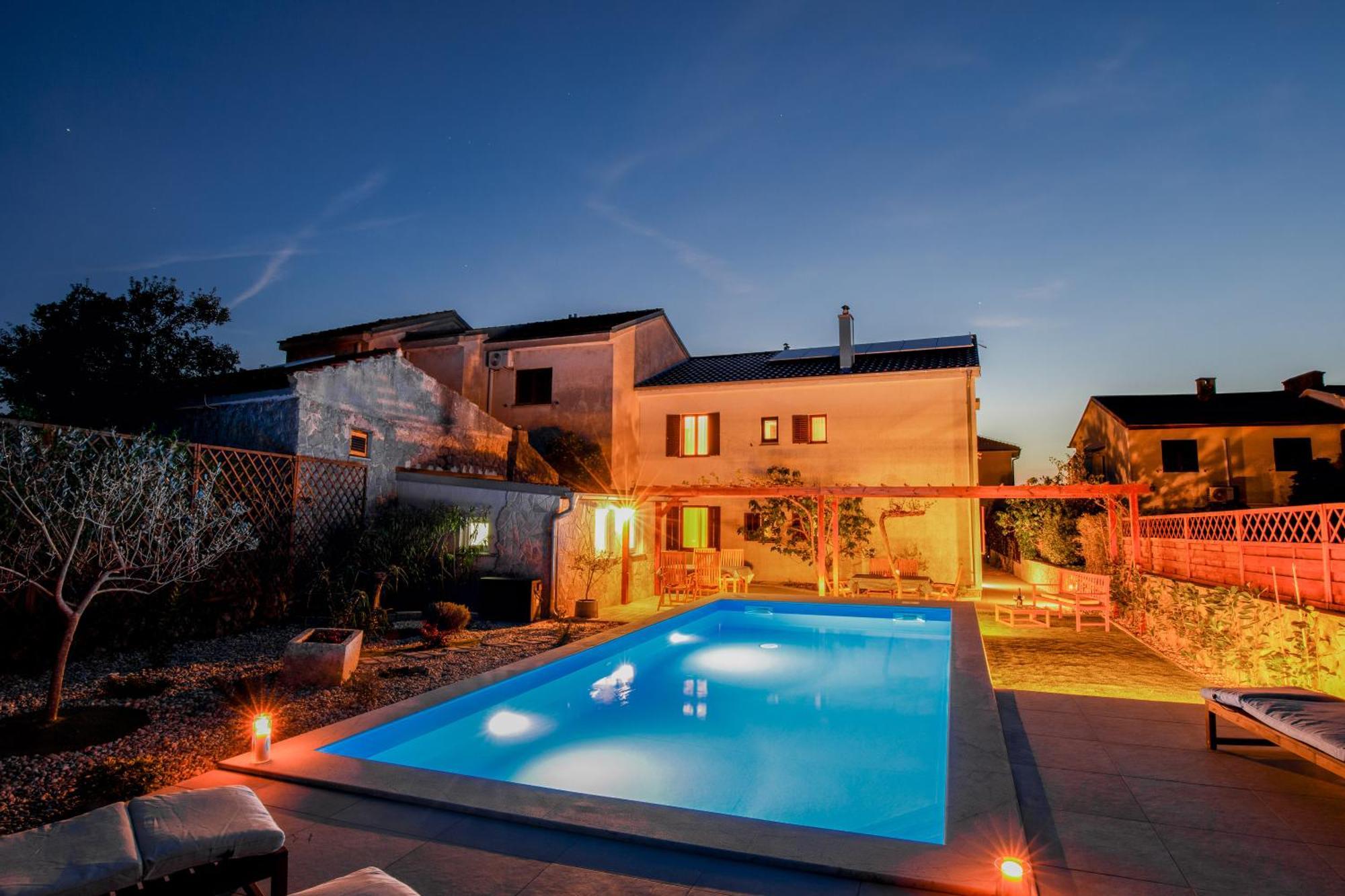 Apartment Home Away From Home With A Heated Pool