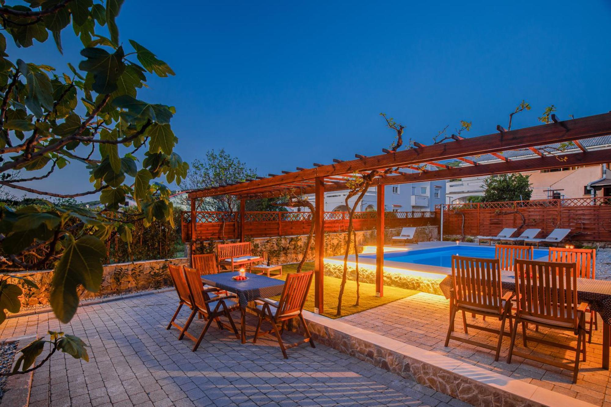 Home Away From Home With A Heated Pool Apartment