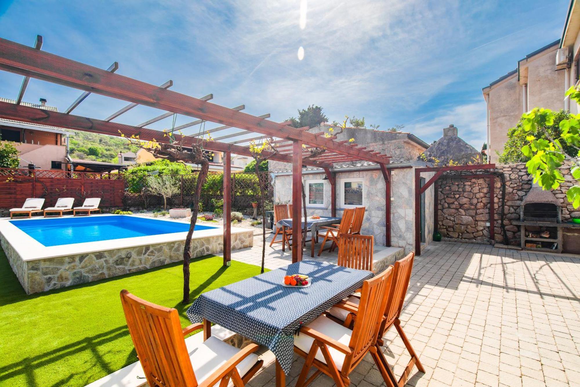 Apartment Home Away From Home With A Heated Pool Punat