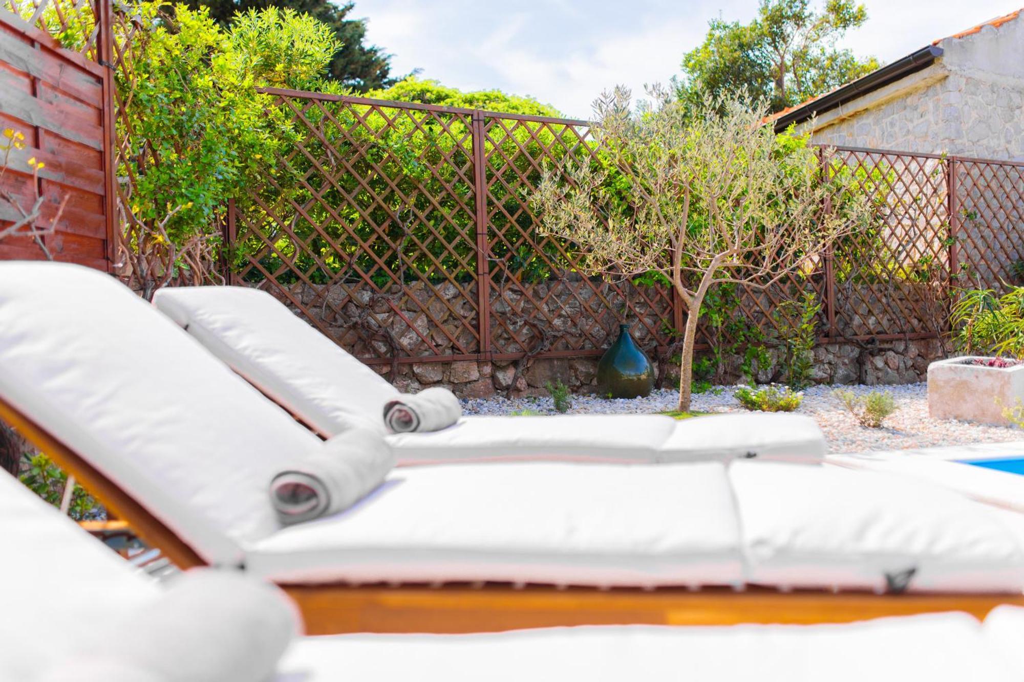 Apartment Home Away From Home With A Heated Pool