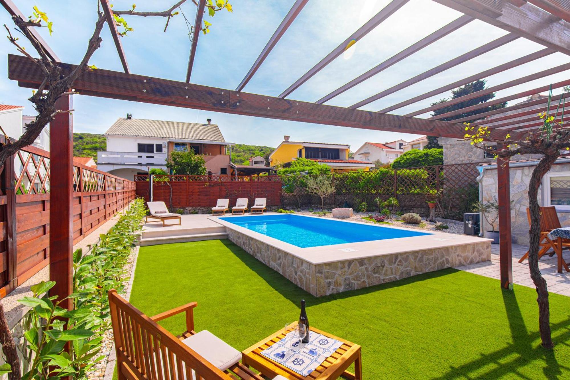 Apartment Home Away From Home With A Heated Pool Punat
