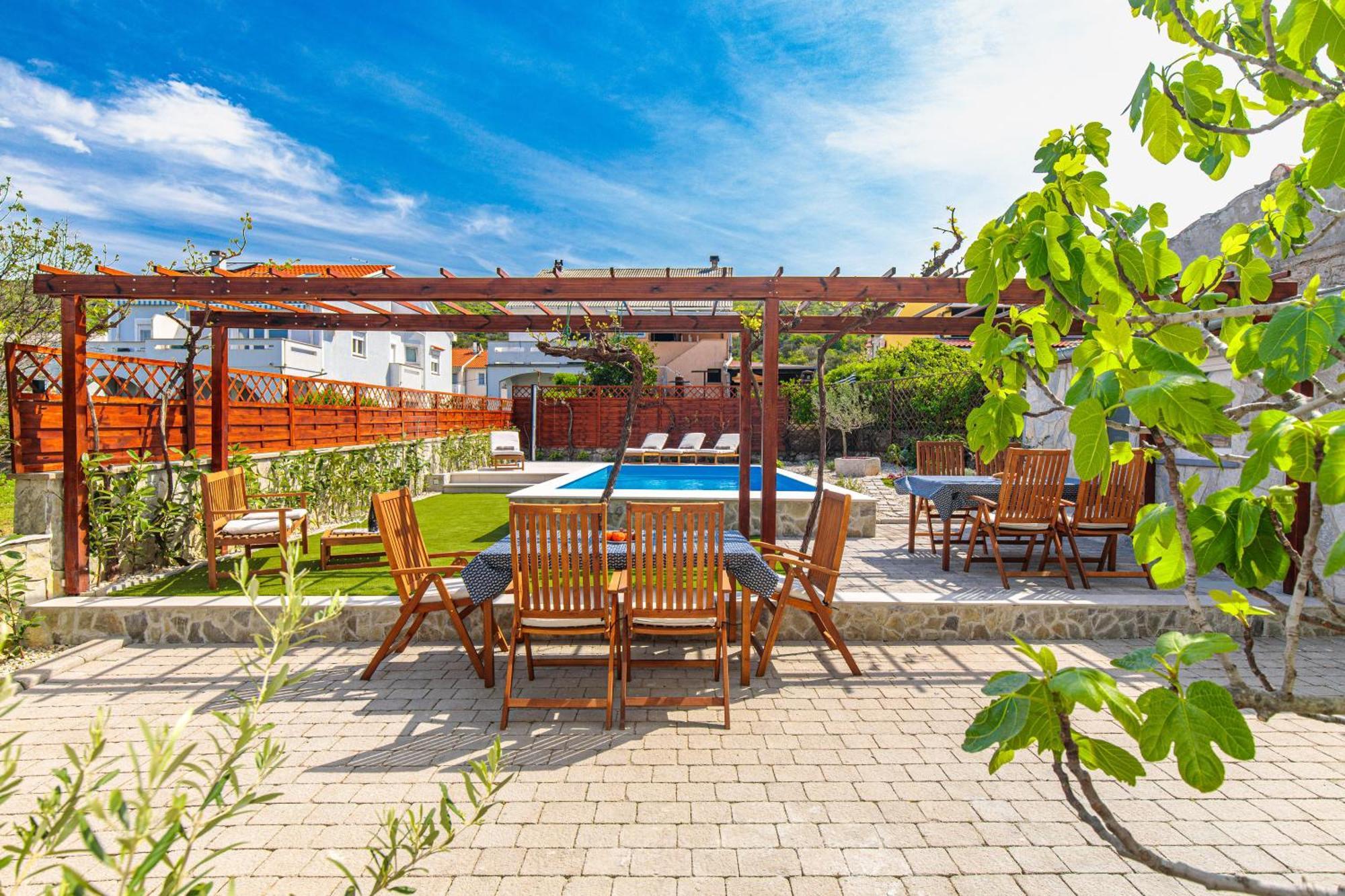 Apartment Home Away From Home With A Heated Pool