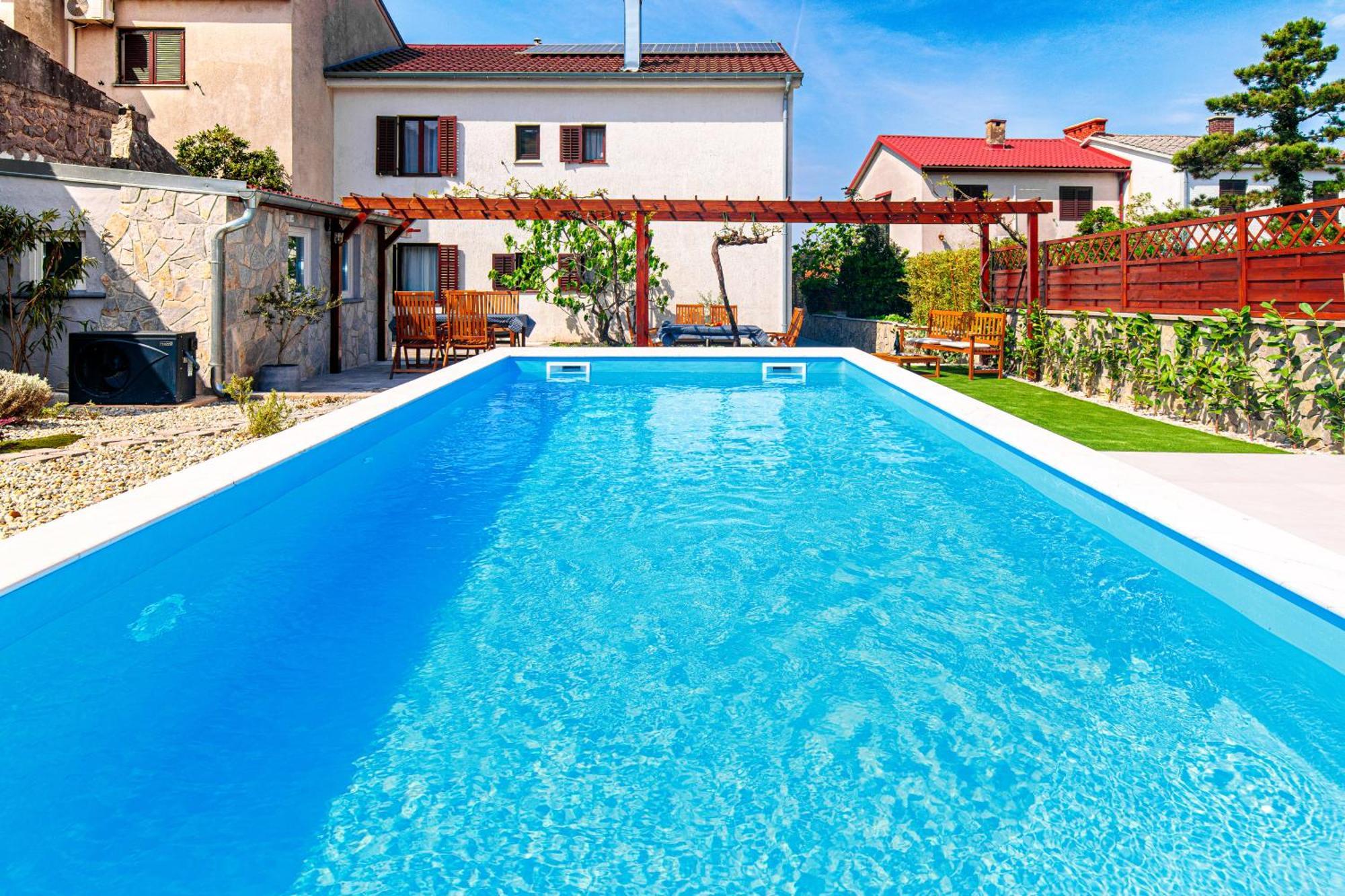 Apartment Home Away From Home With A Heated Pool Punat