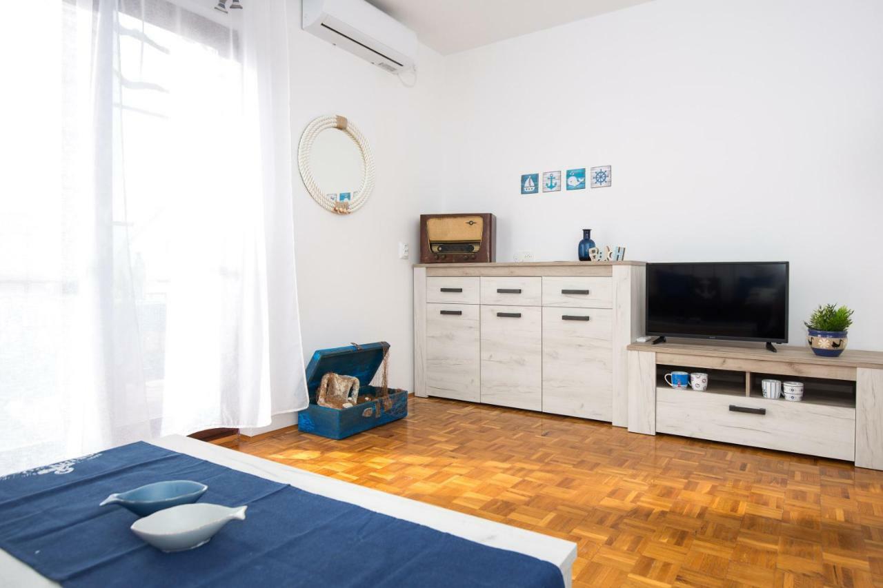 Apartment Home Away From Home With A Heated Pool *